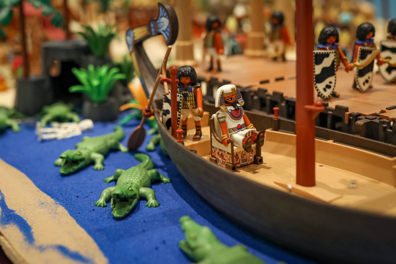 La Cofradía de los Estudiantes ha elaborado uno de los belenes más singulares que se hayan visto en la ciudad con un tamaño de 20 metros de ancho y más de 1.000 figuras