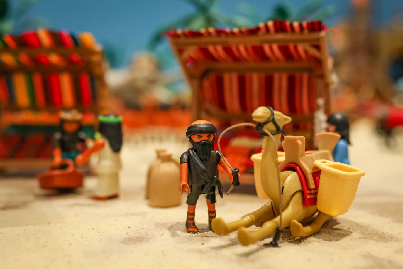 La Cofradía de los Estudiantes ha elaborado uno de los belenes más singulares que se hayan visto en la ciudad con un tamaño de 20 metros de ancho y más de 1.000 figuras