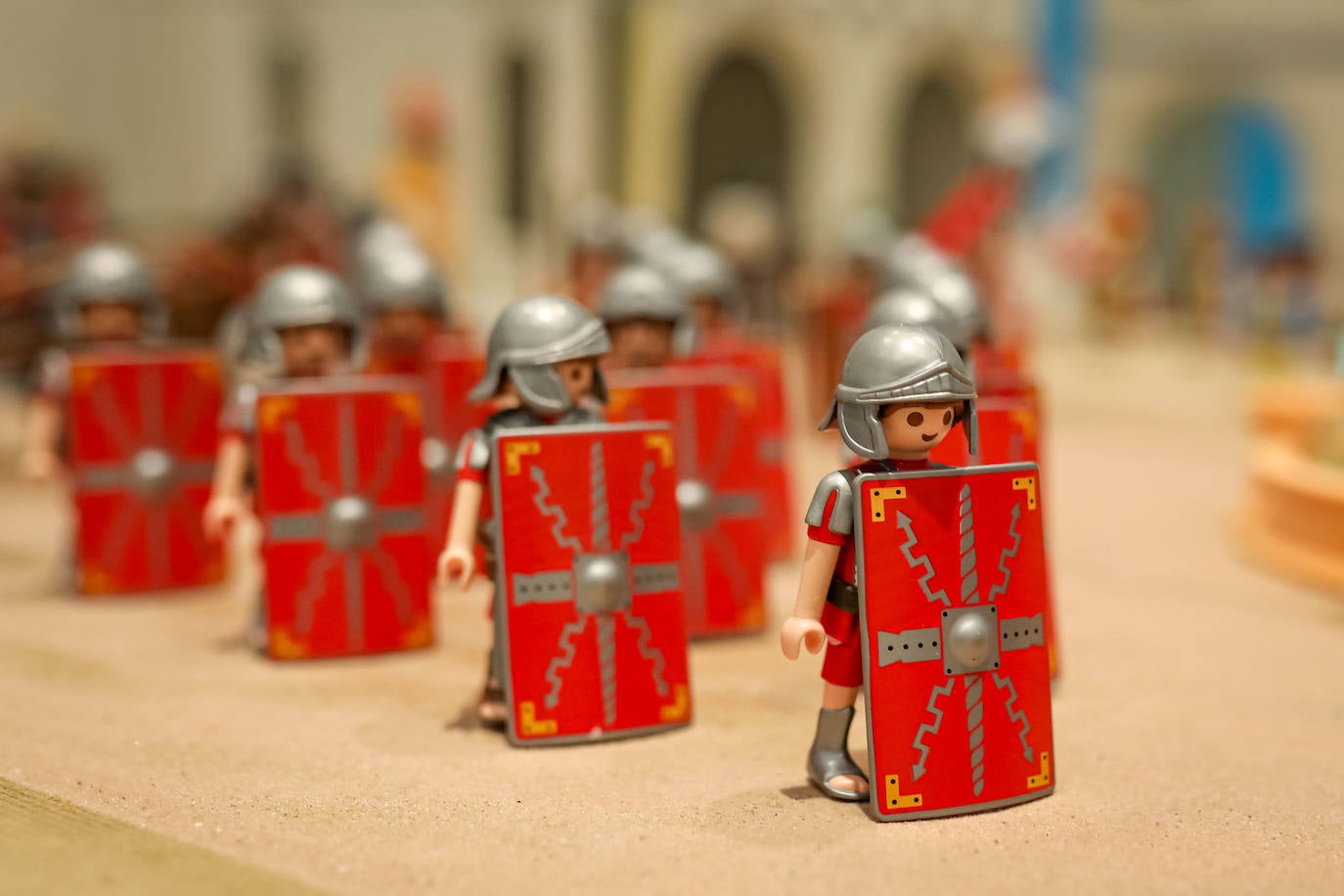 La Cofradía de los Estudiantes ha elaborado uno de los belenes más singulares que se hayan visto en la ciudad con un tamaño de 20 metros de ancho y más de 1.000 figuras