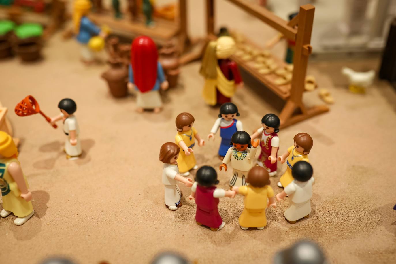 La Cofradía de los Estudiantes ha elaborado uno de los belenes más singulares que se hayan visto en la ciudad con un tamaño de 20 metros de ancho y más de 1.000 figuras