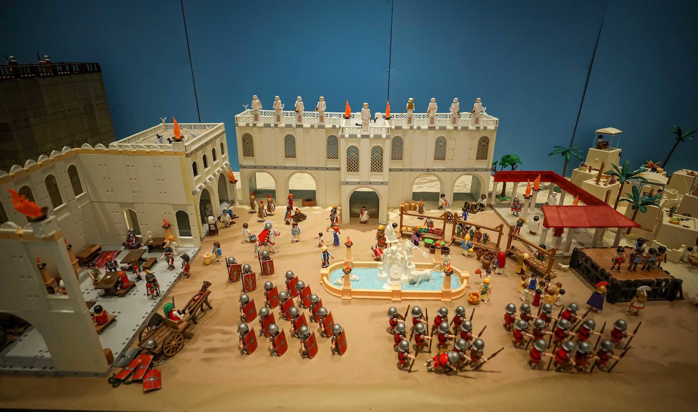 La Cofradía de los Estudiantes ha elaborado uno de los belenes más singulares que se hayan visto en la ciudad con un tamaño de 20 metros de ancho y más de 1.000 figuras