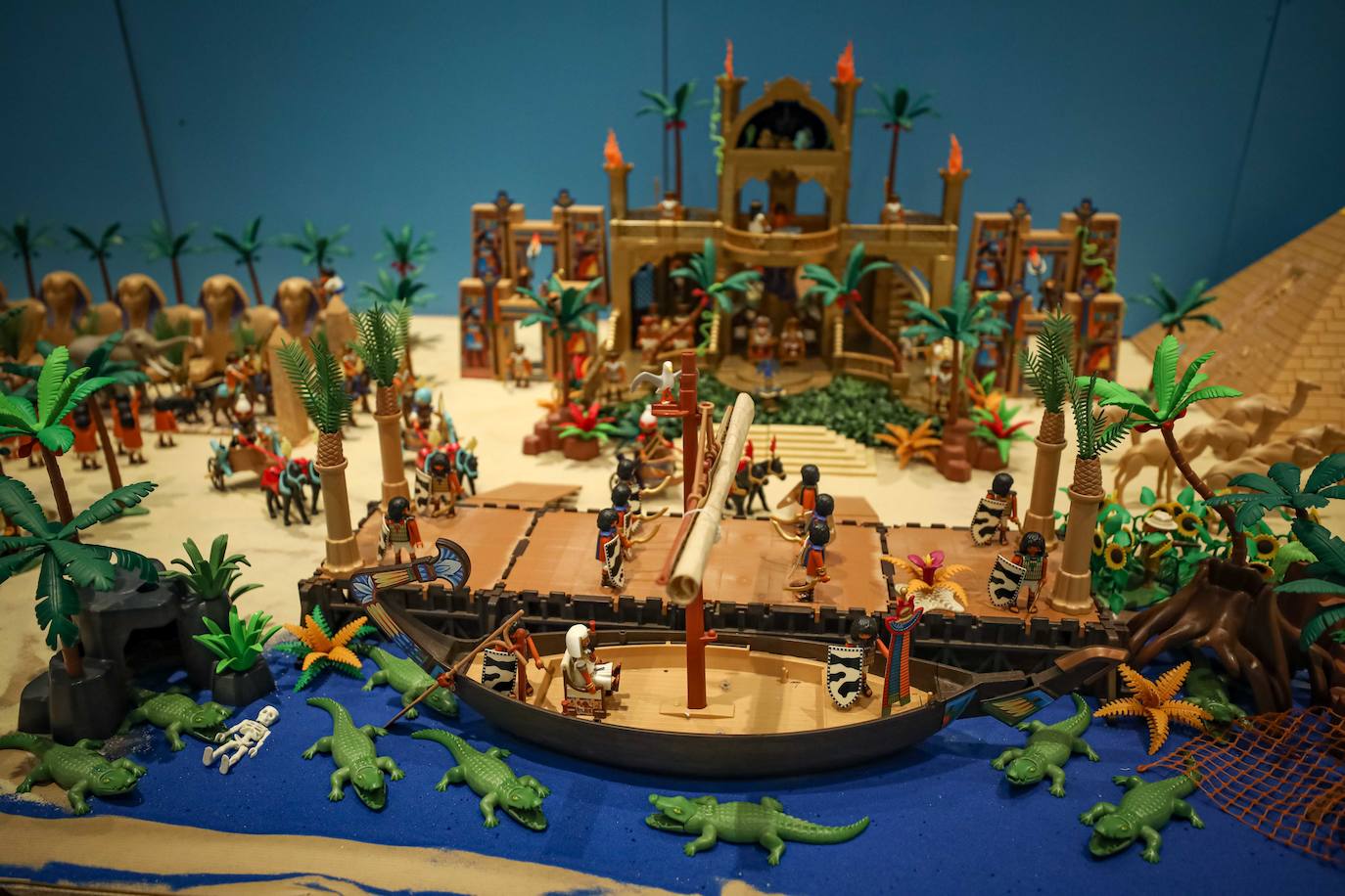 La Cofradía de los Estudiantes ha elaborado uno de los belenes más singulares que se hayan visto en la ciudad con un tamaño de 20 metros de ancho y más de 1.000 figuras