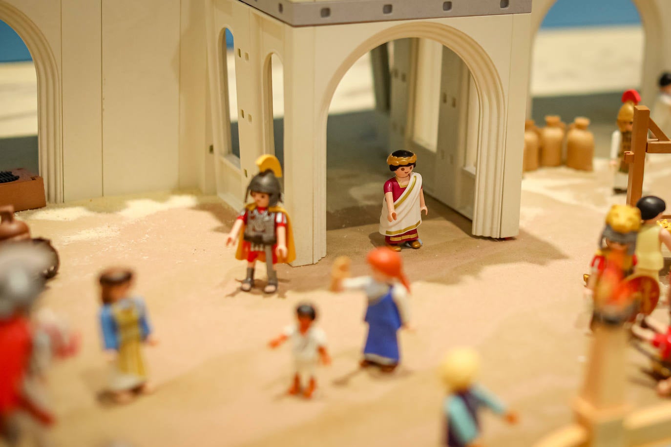 La Cofradía de los Estudiantes ha elaborado uno de los belenes más singulares que se hayan visto en la ciudad con un tamaño de 20 metros de ancho y más de 1.000 figuras