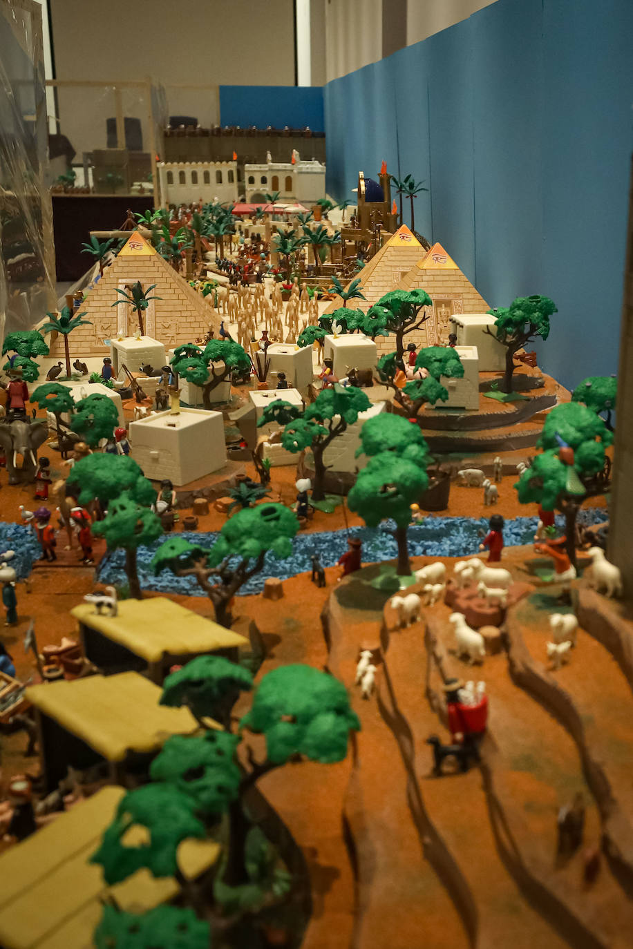 La Cofradía de los Estudiantes ha elaborado uno de los belenes más singulares que se hayan visto en la ciudad con un tamaño de 20 metros de ancho y más de 1.000 figuras