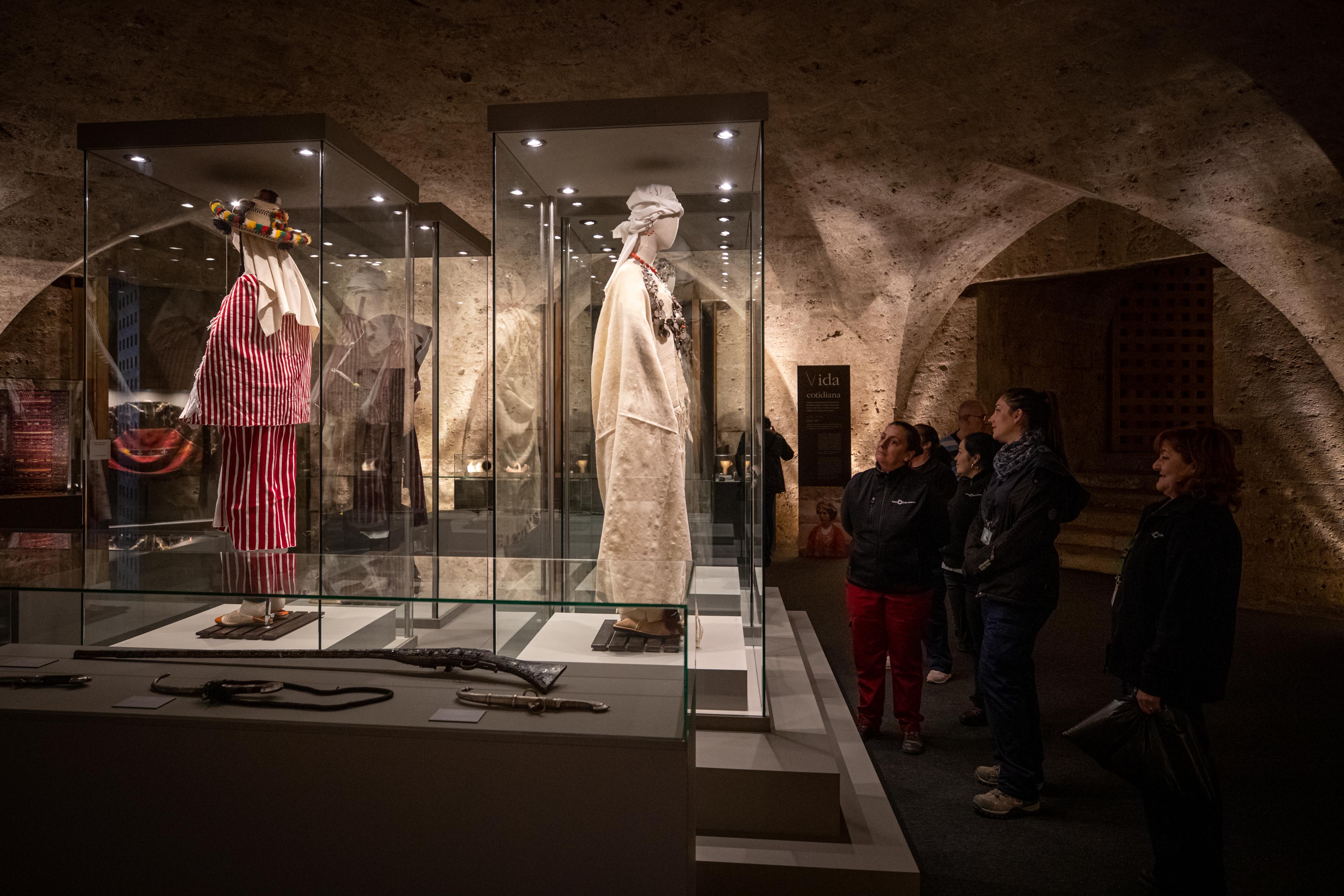 La muestra, expuesta en la Alhambra, ha sido inaugurada por la reina Letizia | Está compuesta de 300 piezas donadas por una familia de Marruecos y por distintos museos