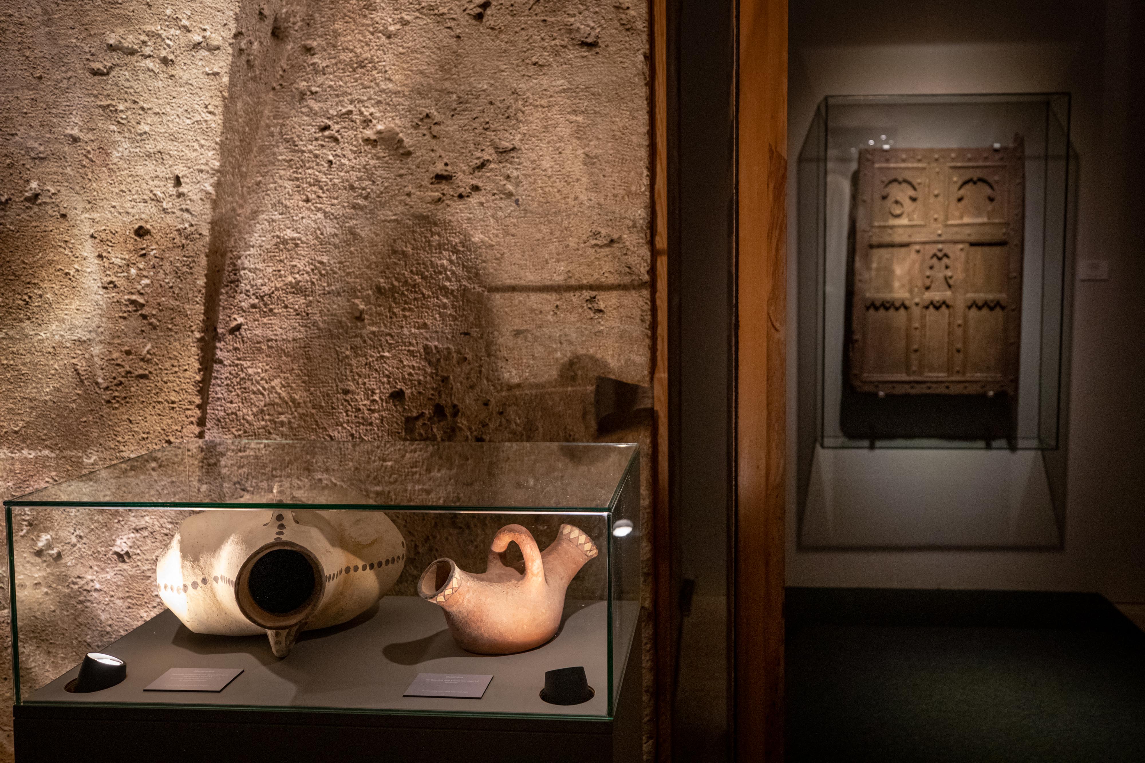 La muestra, expuesta en la Alhambra, ha sido inaugurada por la reina Letizia | Está compuesta de 300 piezas donadas por una familia de Marruecos y por distintos museos