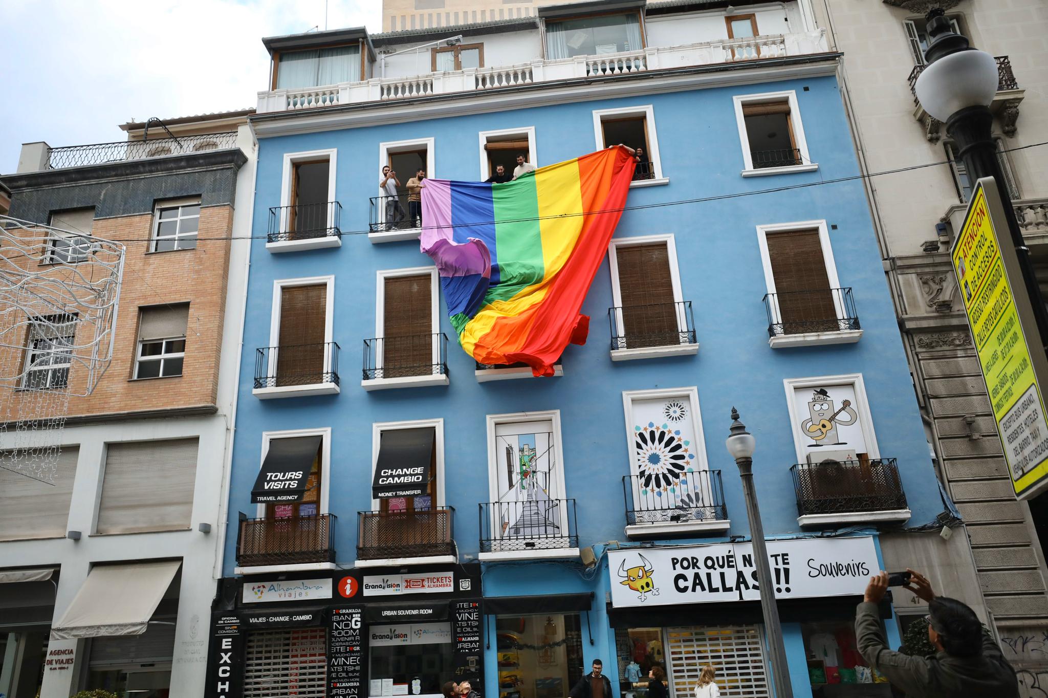 La espontánea reivindicación ha partido de un grupo de granadinos «que ni siquiera nos conocíamos» y que se han convocado a través de las redes sociales para desplegar este símbolo como protesta a la eliminación de los arcoíris de los semáforos por parte del Ayuntamiento de Granada