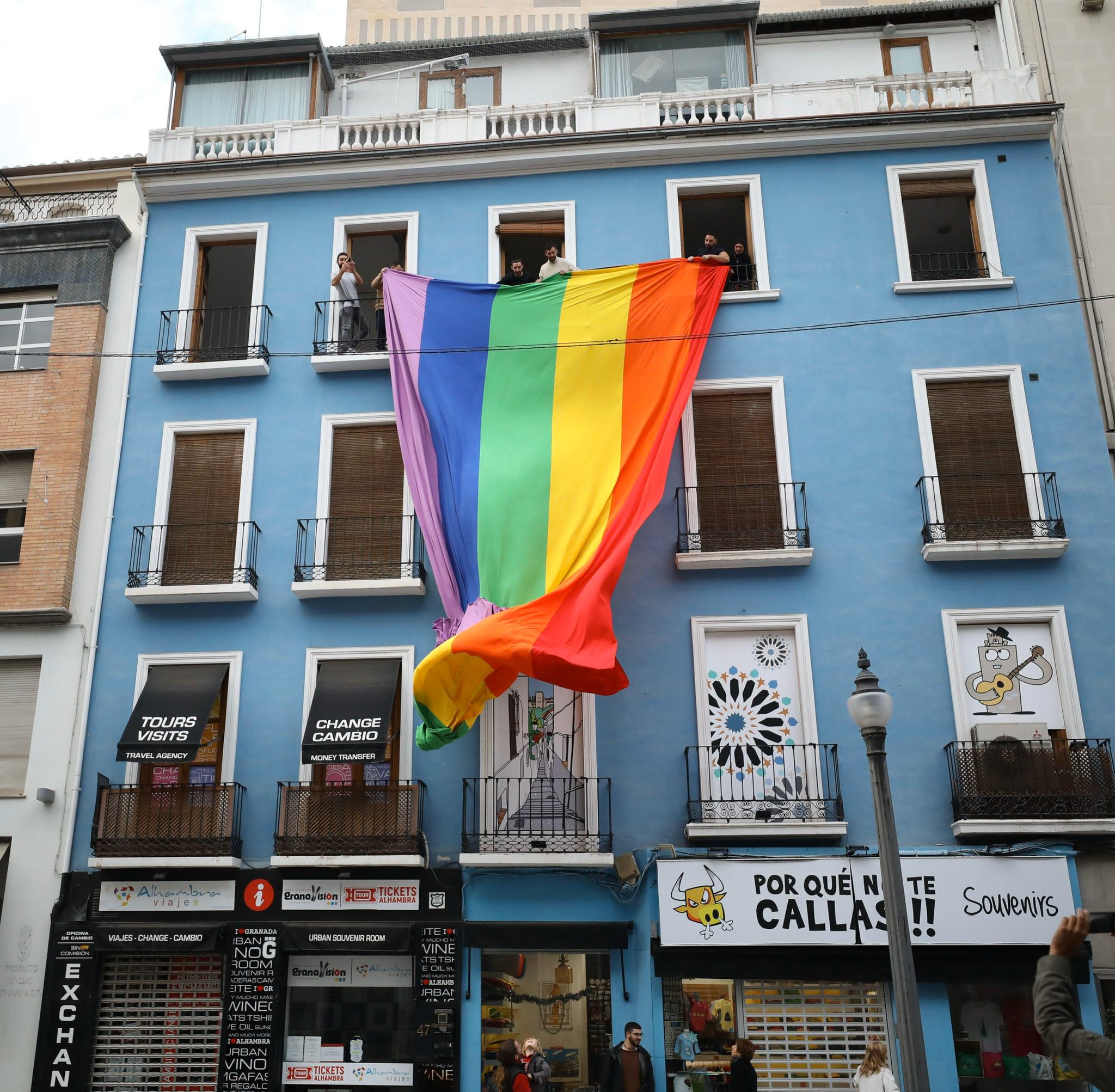 La espontánea reivindicación ha partido de un grupo de granadinos «que ni siquiera nos conocíamos» y que se han convocado a través de las redes sociales para desplegar este símbolo como protesta a la eliminación de los arcoíris de los semáforos por parte del Ayuntamiento de Granada
