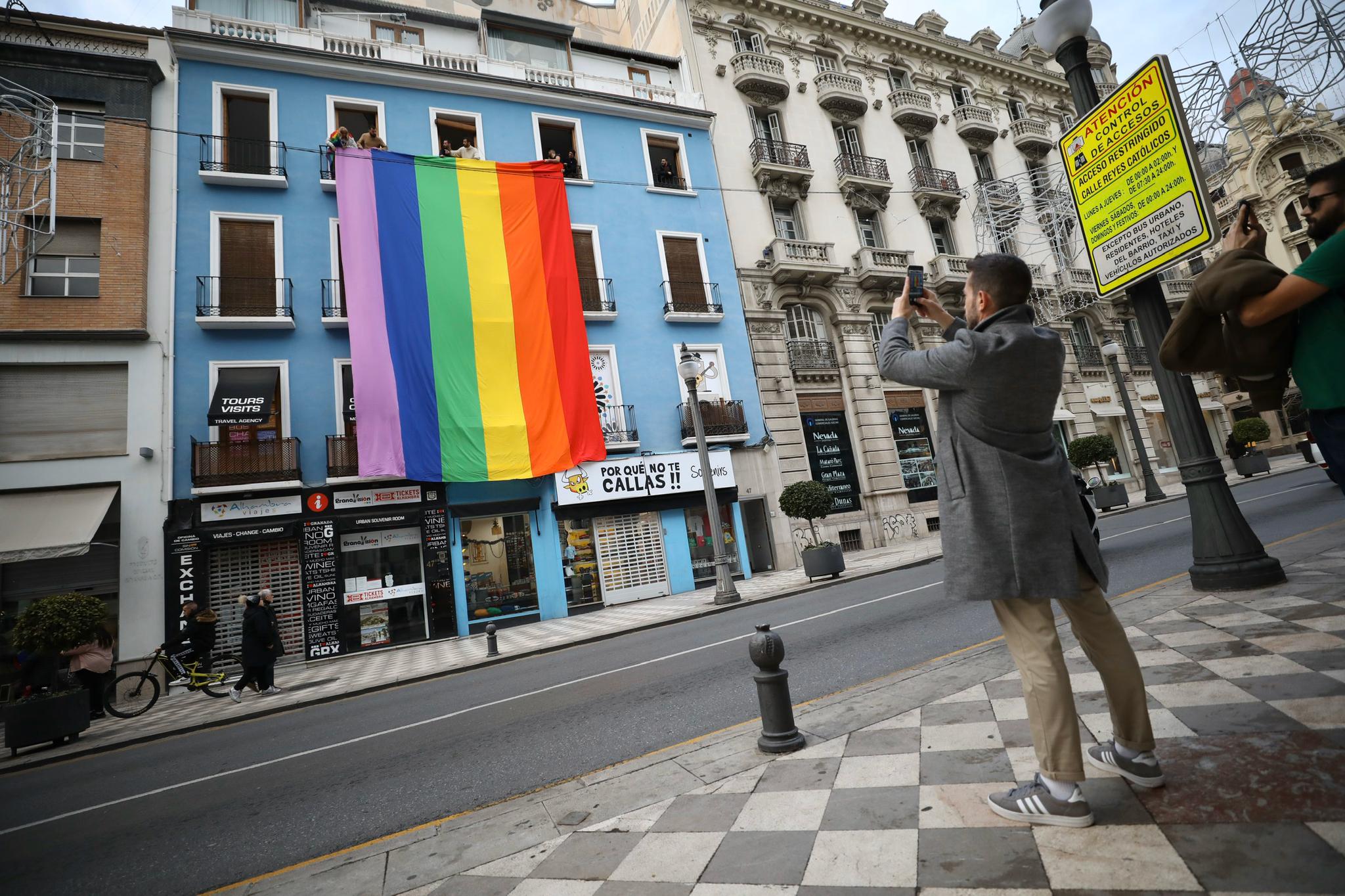 La espontánea reivindicación ha partido de un grupo de granadinos «que ni siquiera nos conocíamos» y que se han convocado a través de las redes sociales para desplegar este símbolo como protesta a la eliminación de los arcoíris de los semáforos por parte del Ayuntamiento de Granada