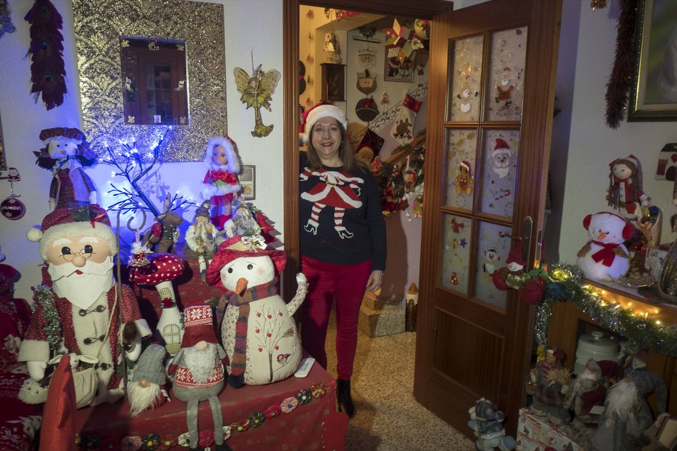 Inmaculada Herrera expone cada año en su vivienda más de 6.000 piezas de decoración navideña