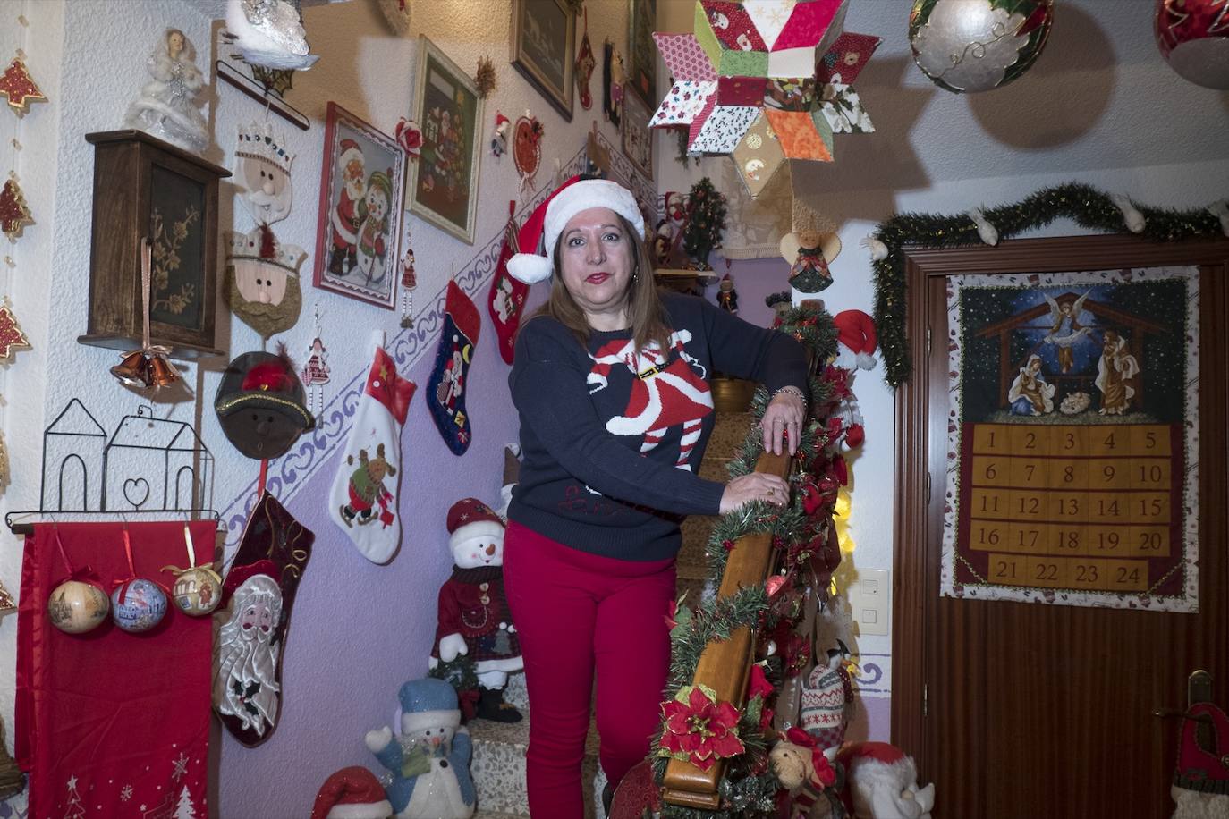 Inmaculada Herrera expone cada año en su vivienda más de 6.000 piezas de decoración navideña