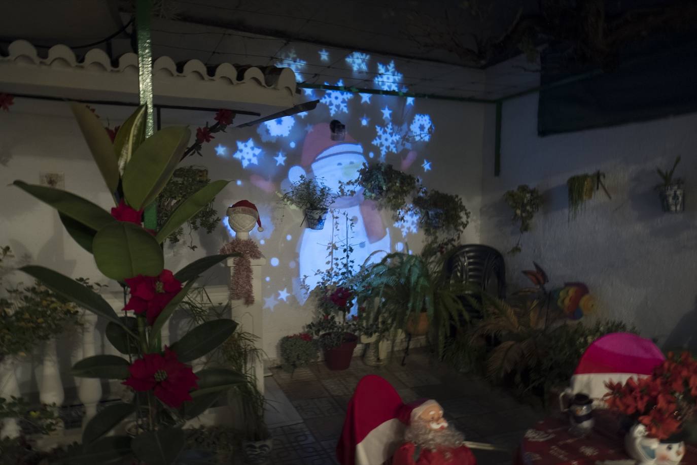 Inmaculada Herrera expone cada año en su vivienda más de 6.000 piezas de decoración navideña