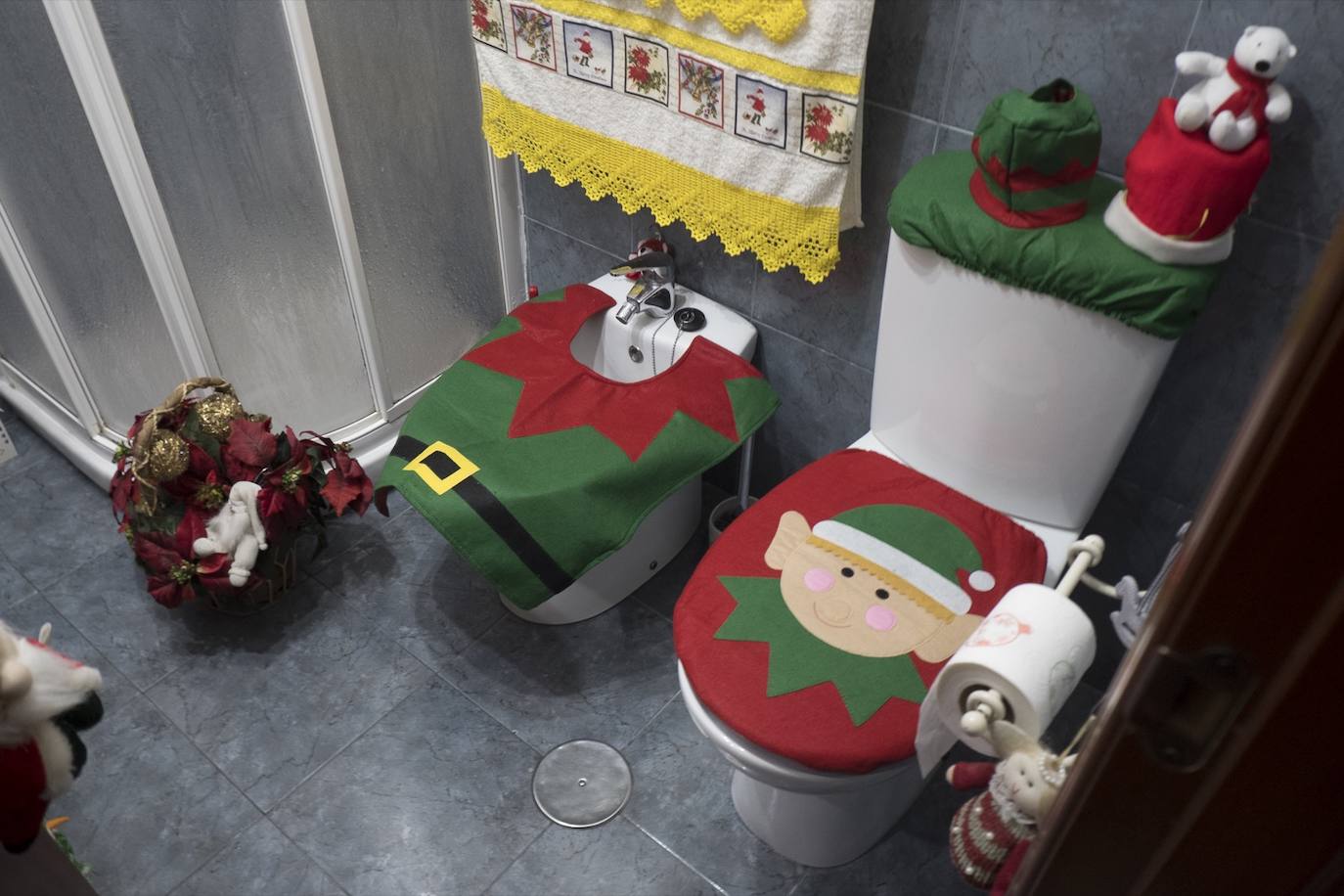 Inmaculada Herrera expone cada año en su vivienda más de 6.000 piezas de decoración navideña