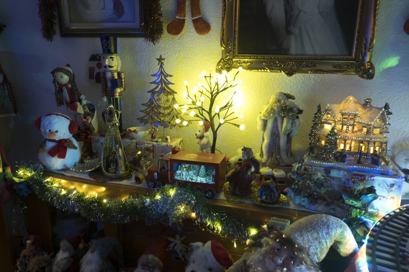 Inmaculada Herrera expone cada año en su vivienda más de 6.000 piezas de decoración navideña