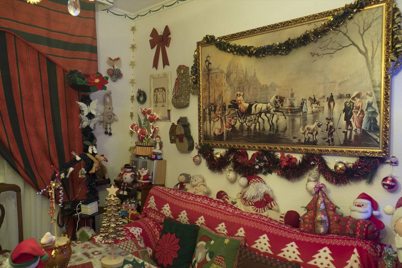 Inmaculada Herrera expone cada año en su vivienda más de 6.000 piezas de decoración navideña