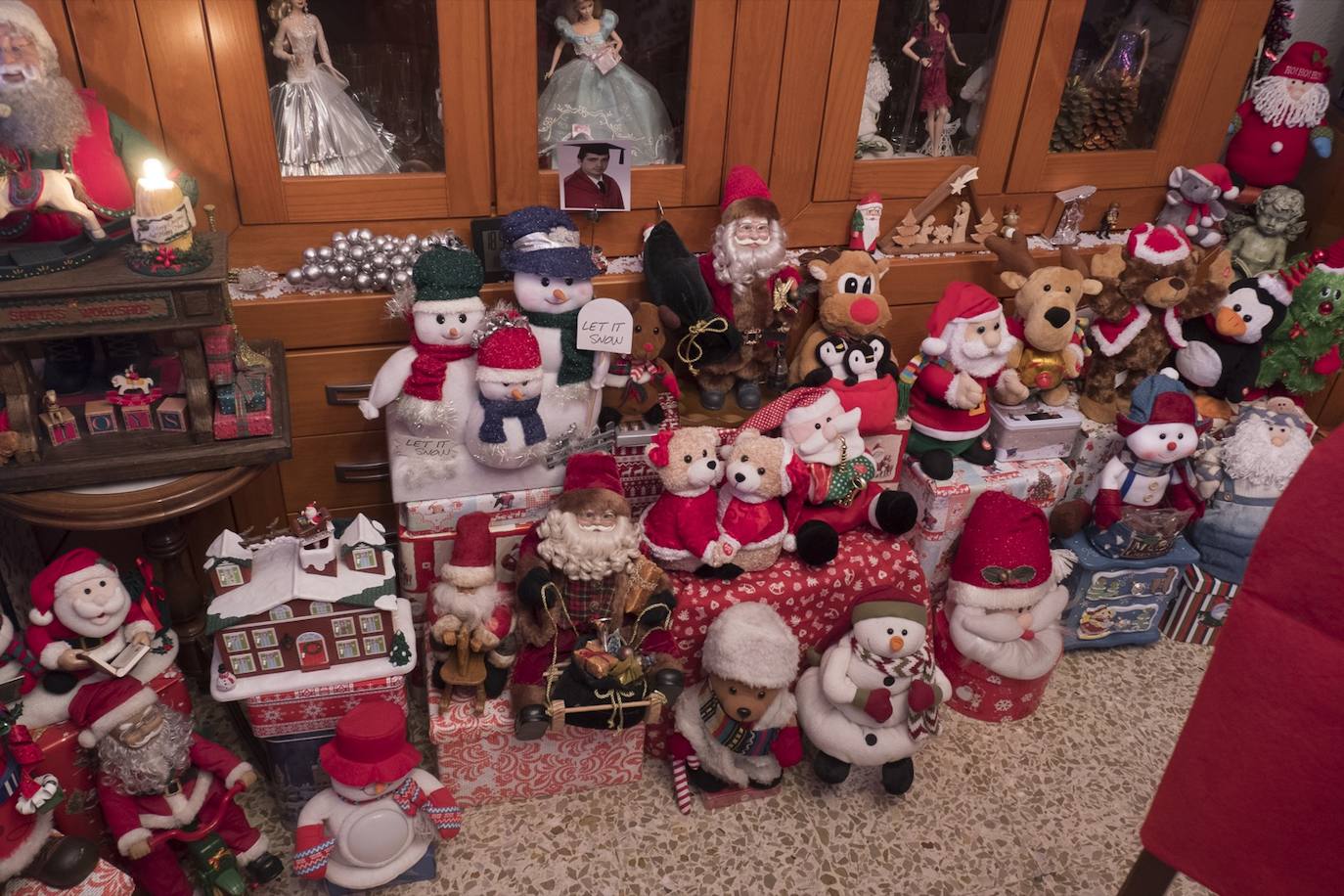 Inmaculada Herrera expone cada año en su vivienda más de 6.000 piezas de decoración navideña