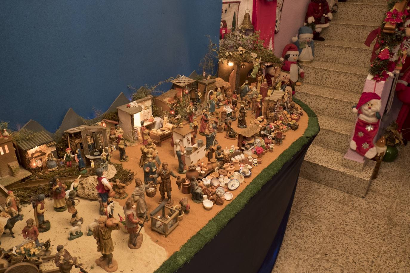 Inmaculada Herrera expone cada año en su vivienda más de 6.000 piezas de decoración navideña