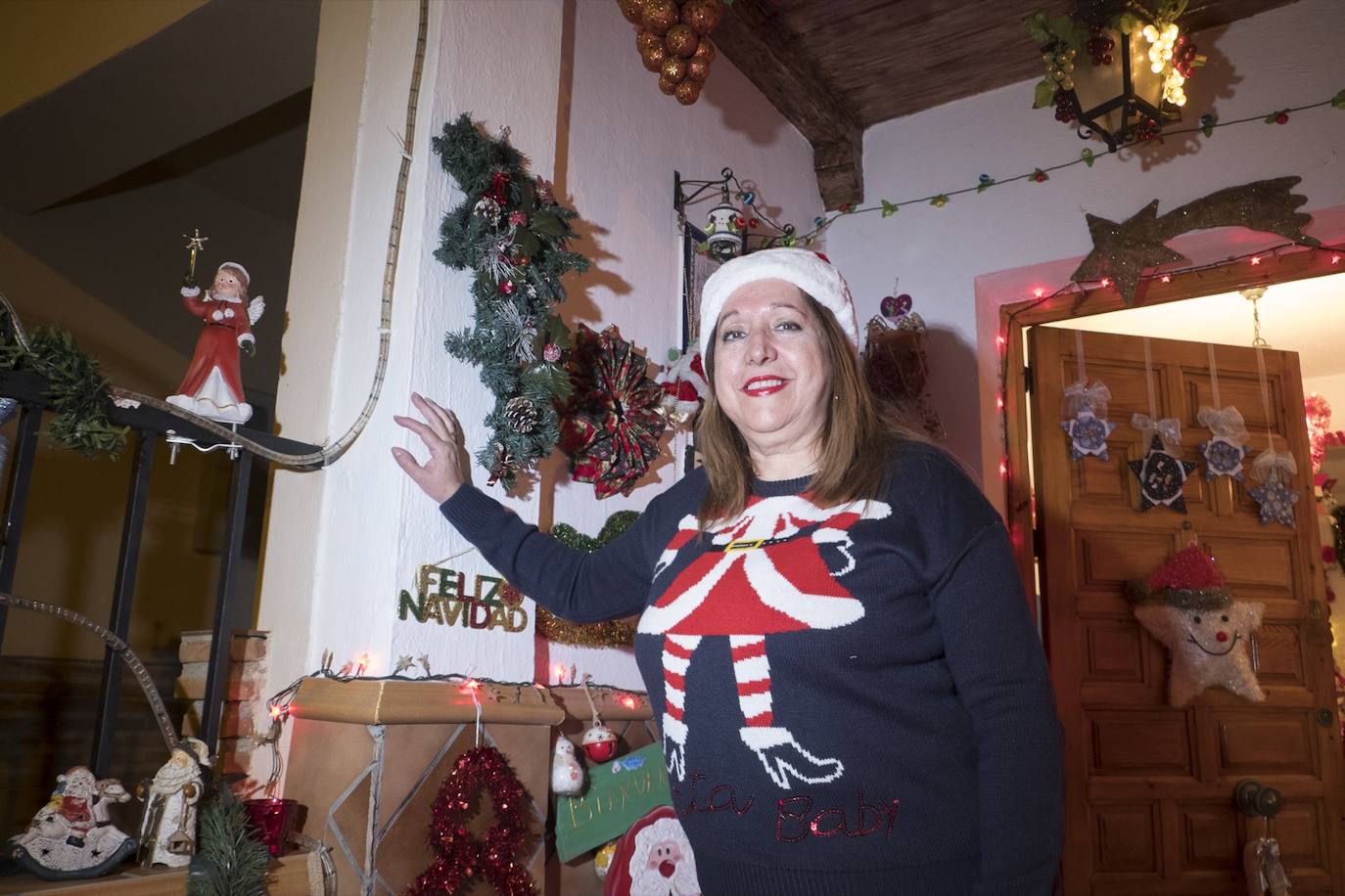 Inmaculada Herrera expone cada año en su vivienda más de 6.000 piezas de decoración navideña