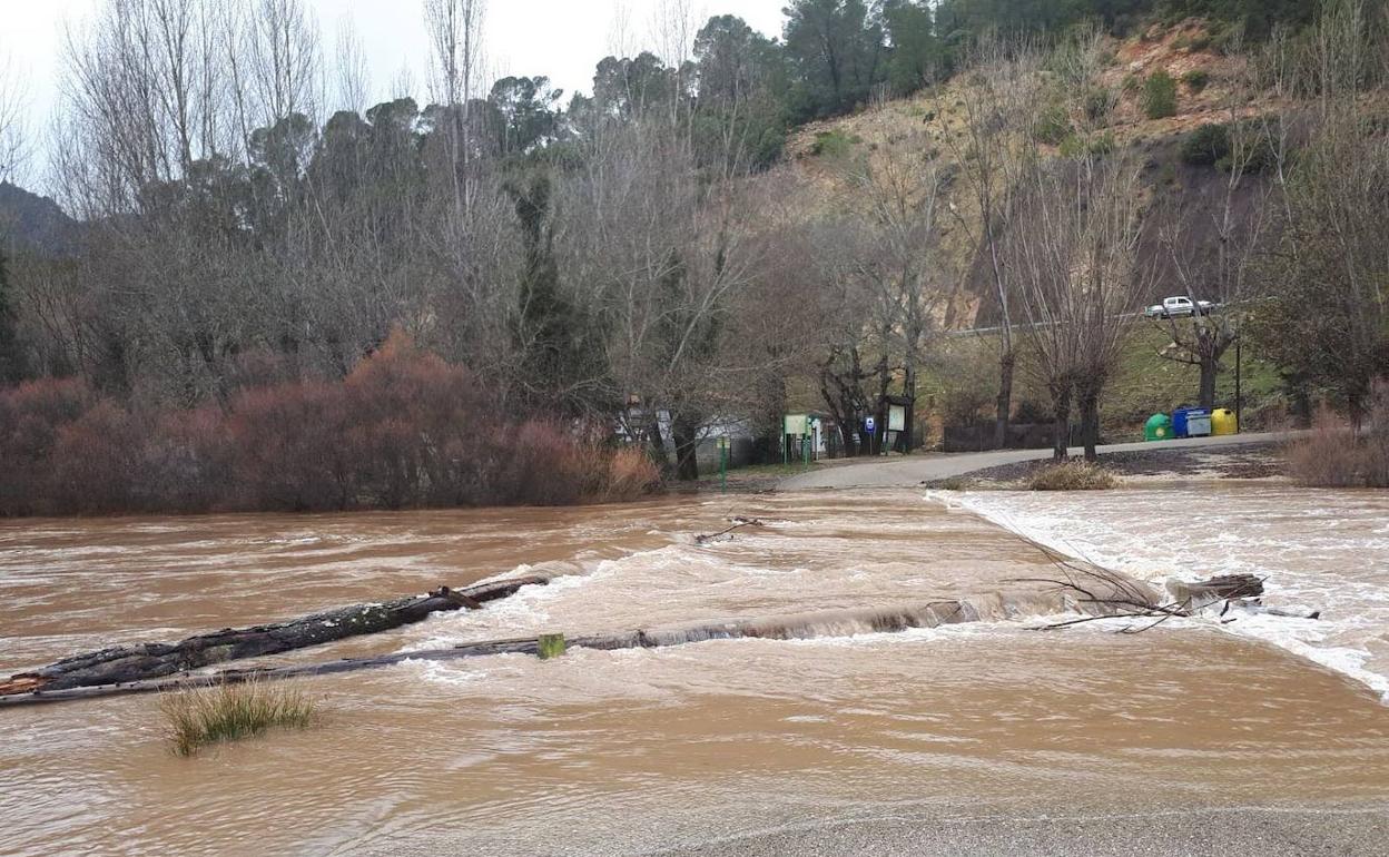 El río Guadalquivir corta la carretera de acceso a Coto Ríos. 