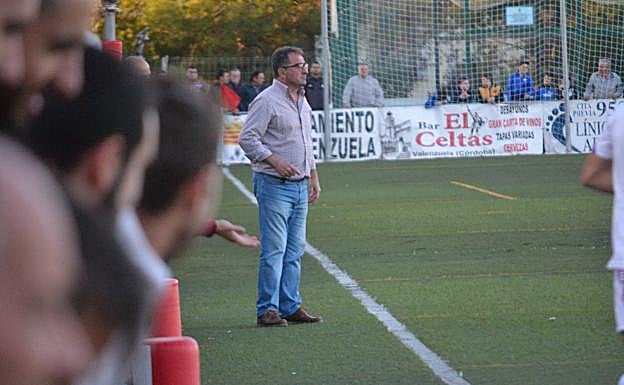 Fernando Campos cumple su tercera temporada al frente del banquillo del Porcuna. 