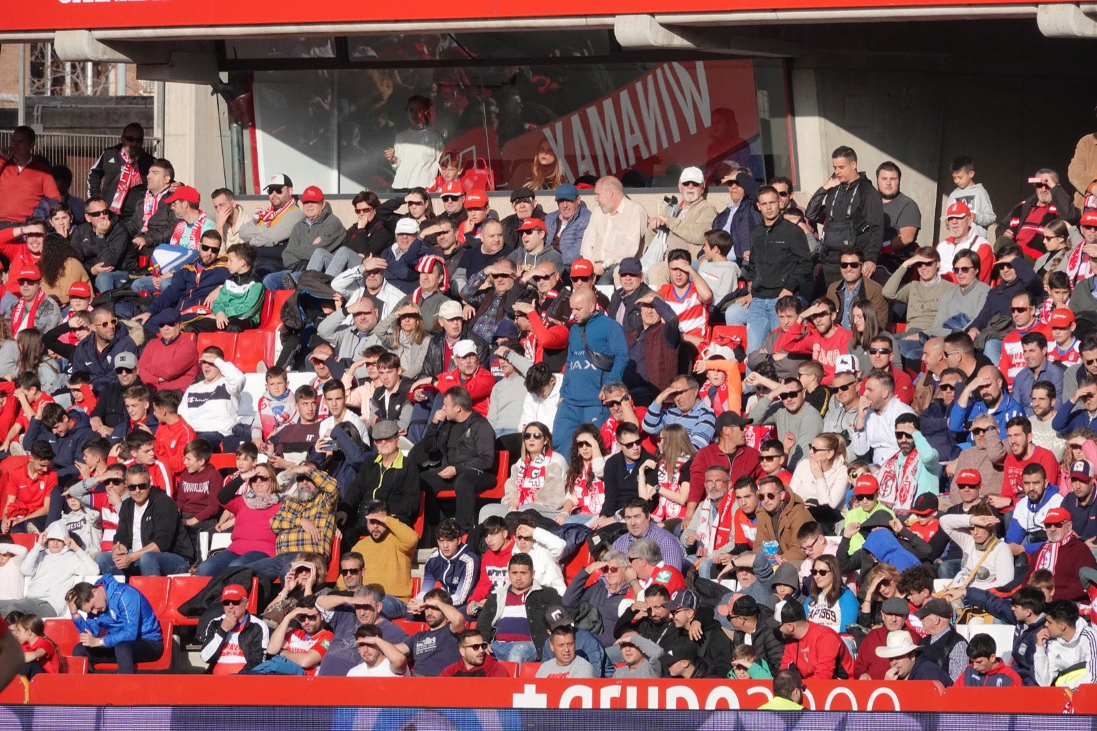 Echamos un vistazo a la grada para recopilar las mejores fotos de la afición. 