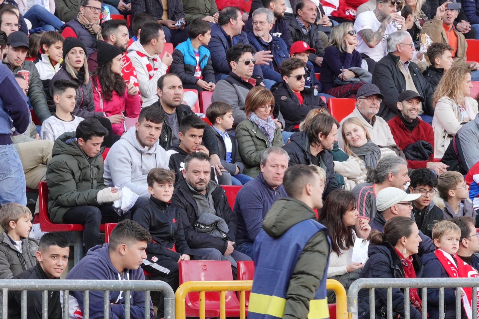 Echamos un vistazo a la grada para recopilar las mejores fotos de la afición. 