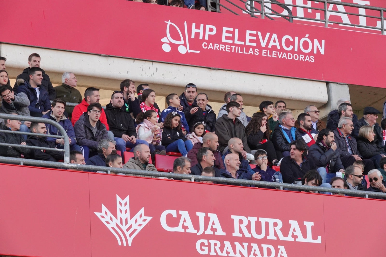 Echamos un vistazo a la grada para recopilar las mejores fotos de la afición. 