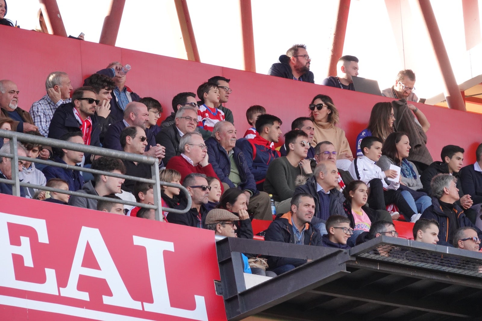 Echamos un vistazo a la grada para recopilar las mejores fotos de la afición. 