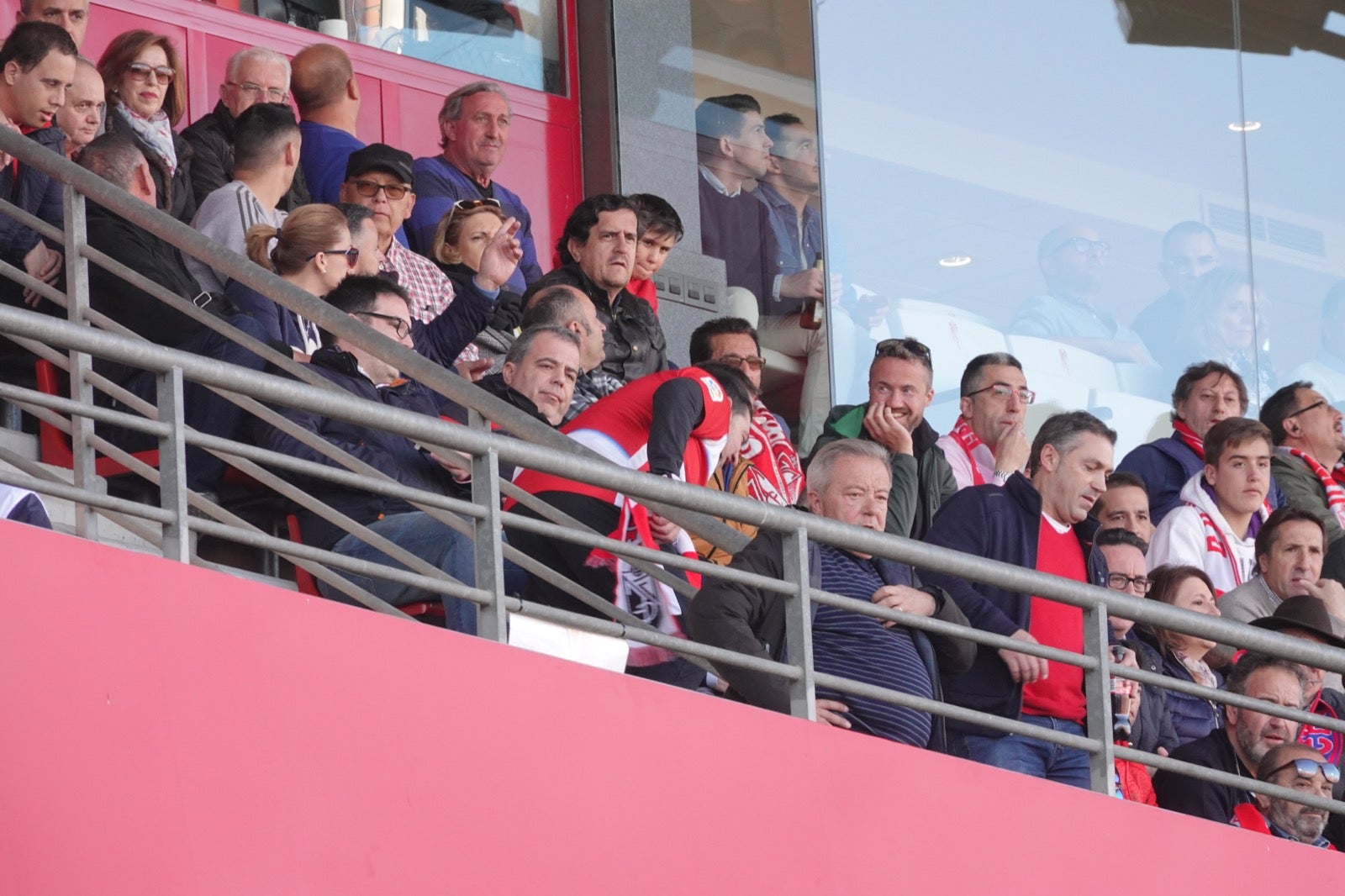 Echamos un vistazo a la grada para recopilar las mejores fotos de la afición. 