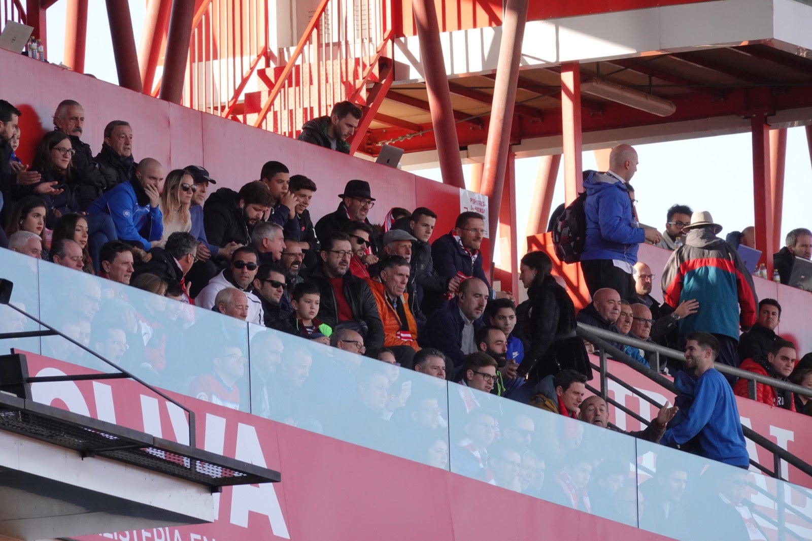 Echamos un vistazo a la grada para recopilar las mejores fotos de la afición. 