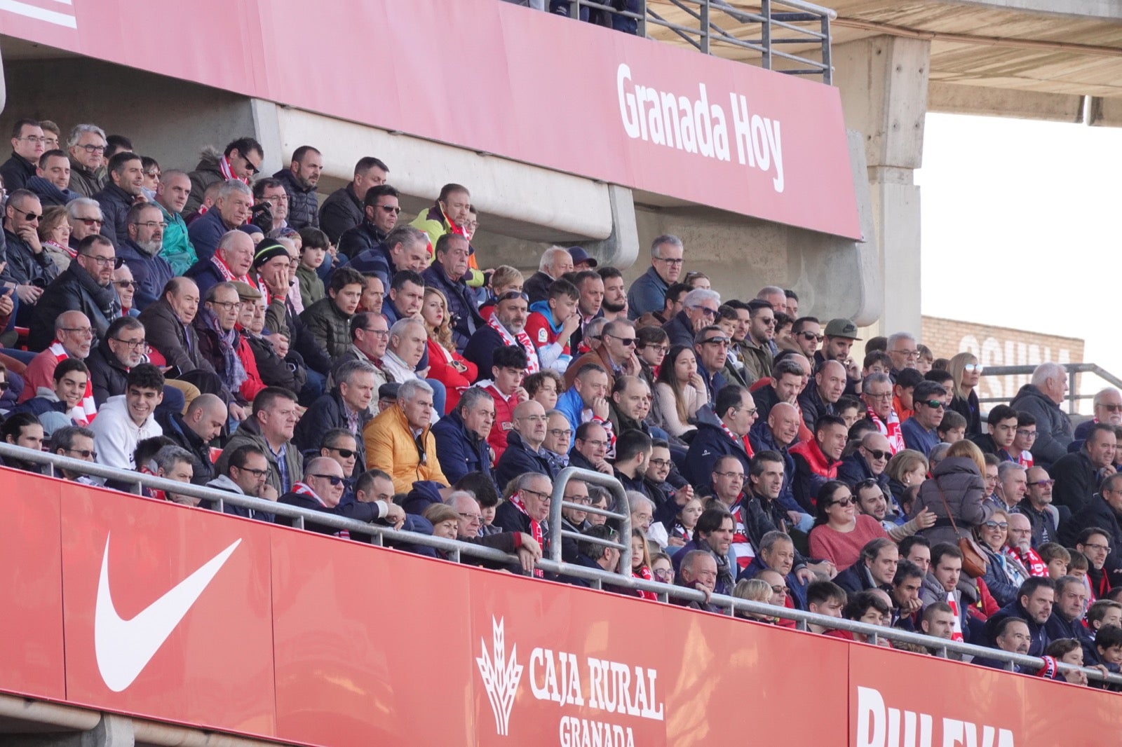 Echamos un vistazo a la grada para recopilar las mejores fotos de la afición. 