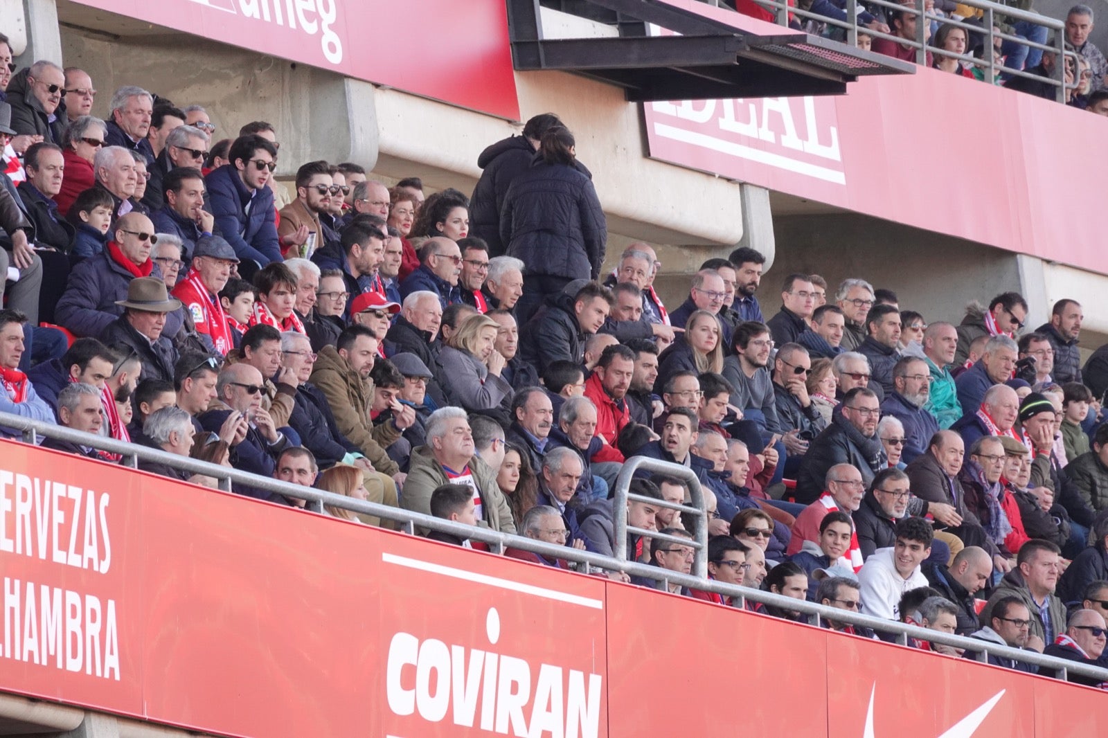 Echamos un vistazo a la grada para recopilar las mejores fotos de la afición. 