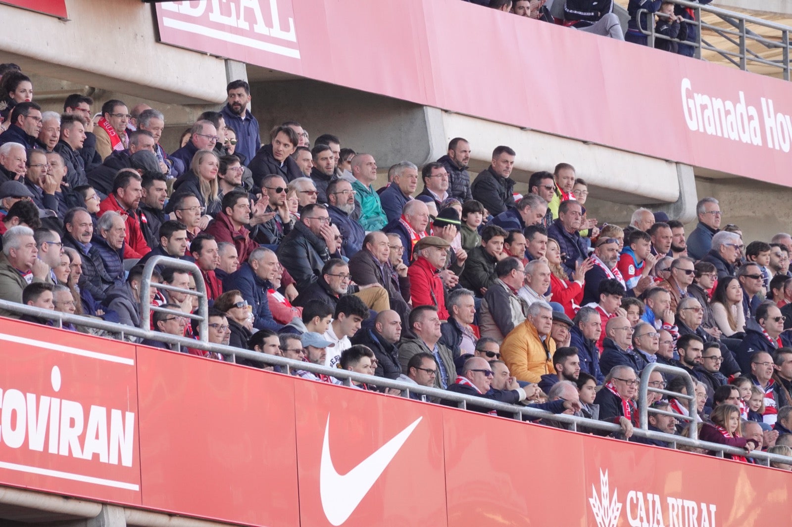 Echamos un vistazo a la grada para recopilar las mejores fotos de la afición. 