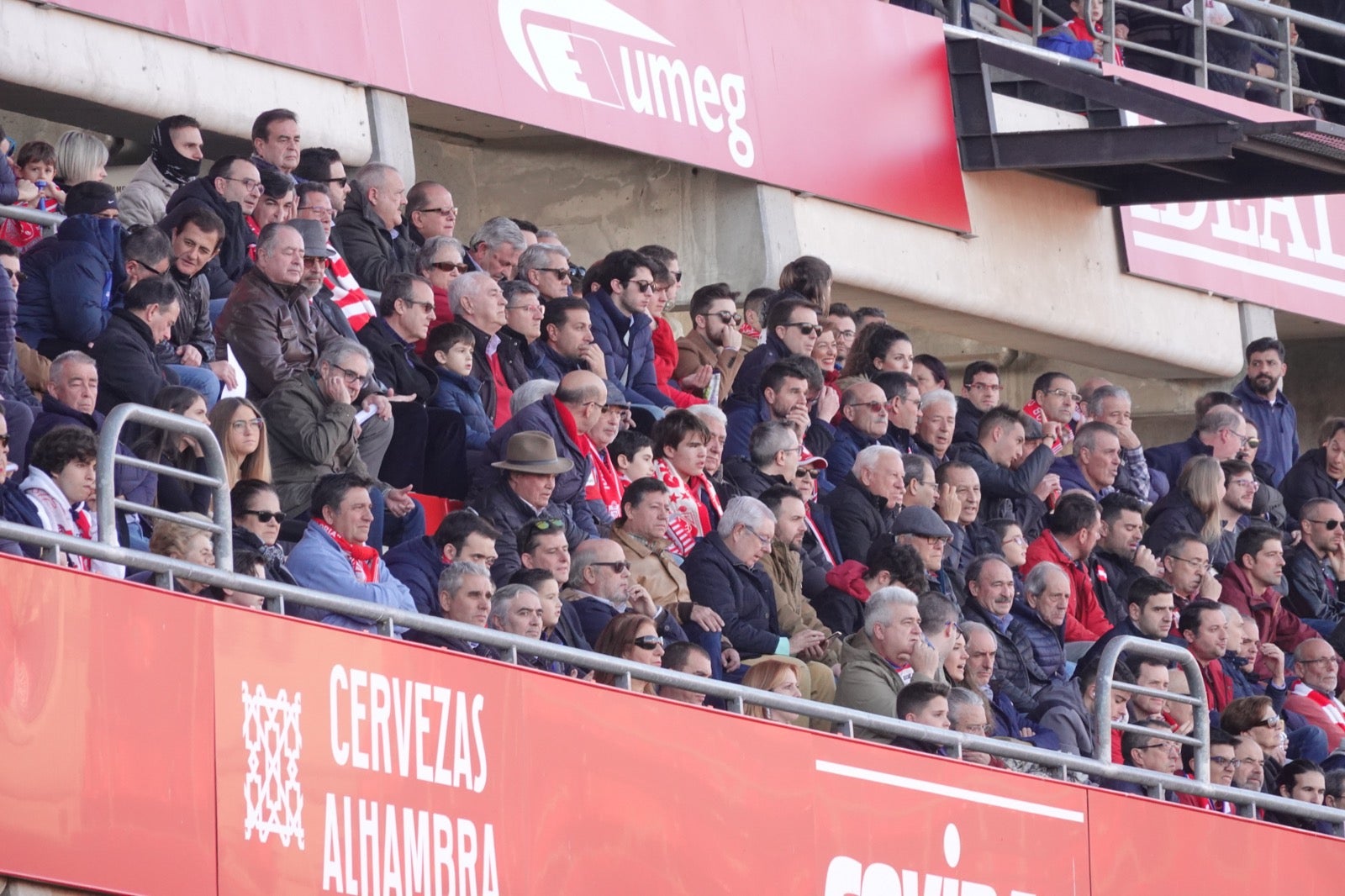 Echamos un vistazo a la grada para recopilar las mejores fotos de la afición. 