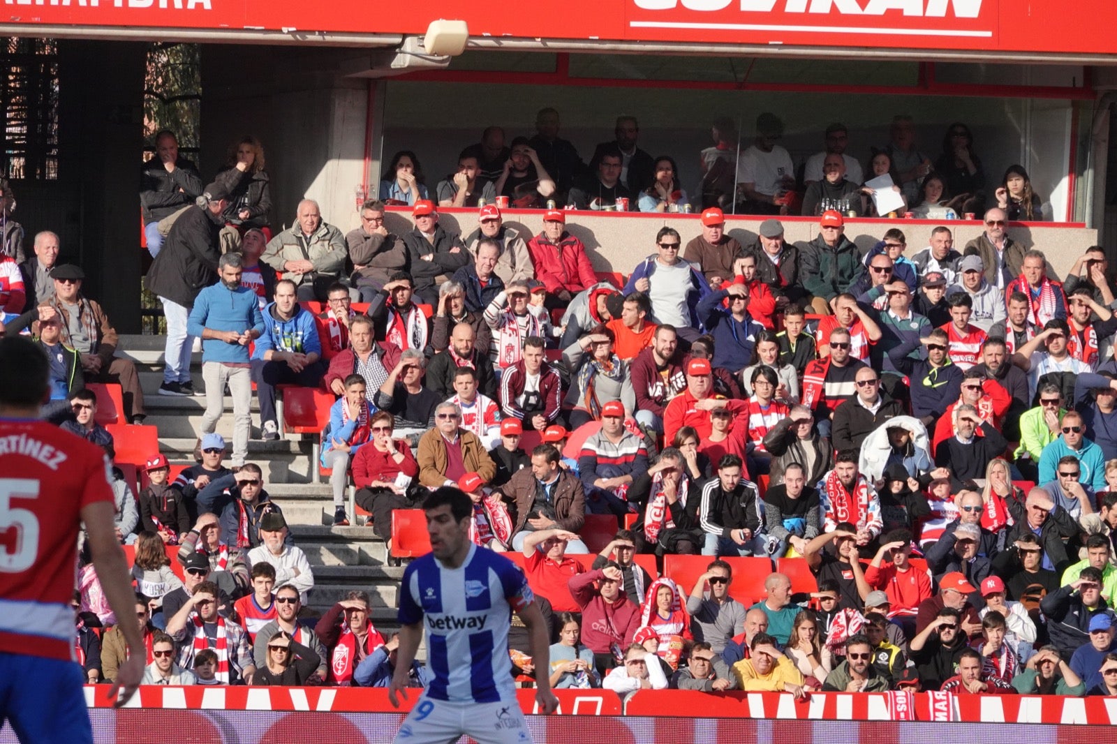 Echamos un vistazo a la grada para recopilar las mejores fotos de la afición. 