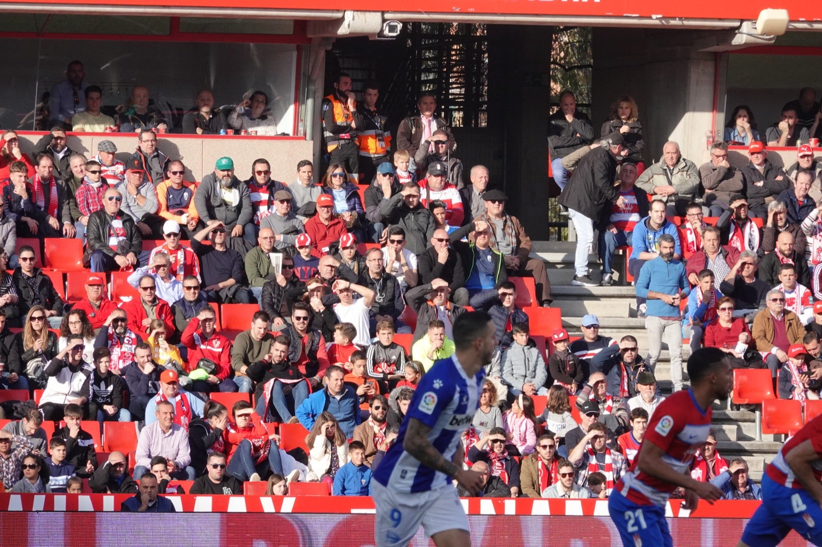 Echamos un vistazo a la grada para recopilar las mejores fotos de la afición. 