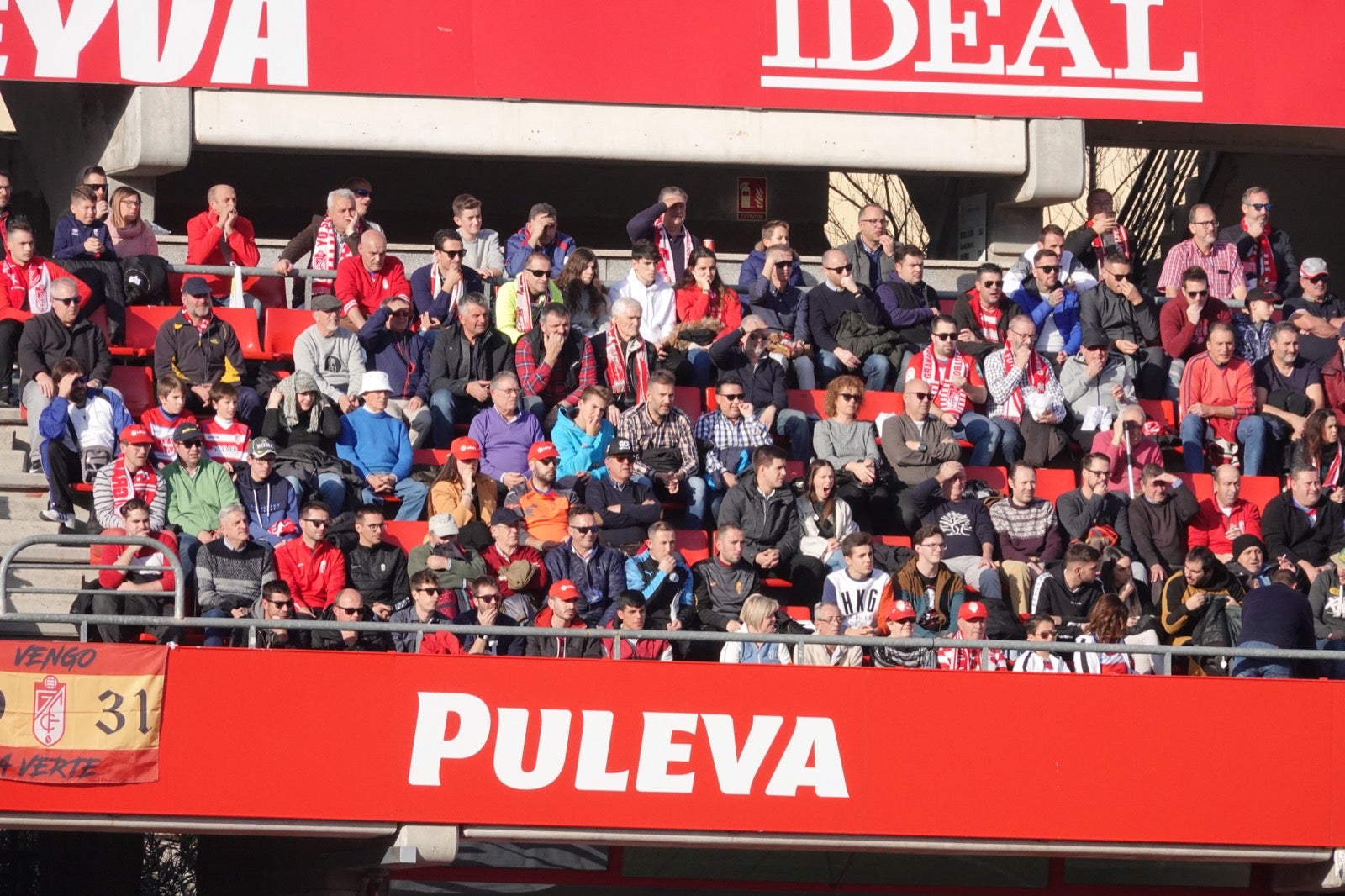 Echamos un vistazo a la grada para recopilar las mejores fotos de la afición. 