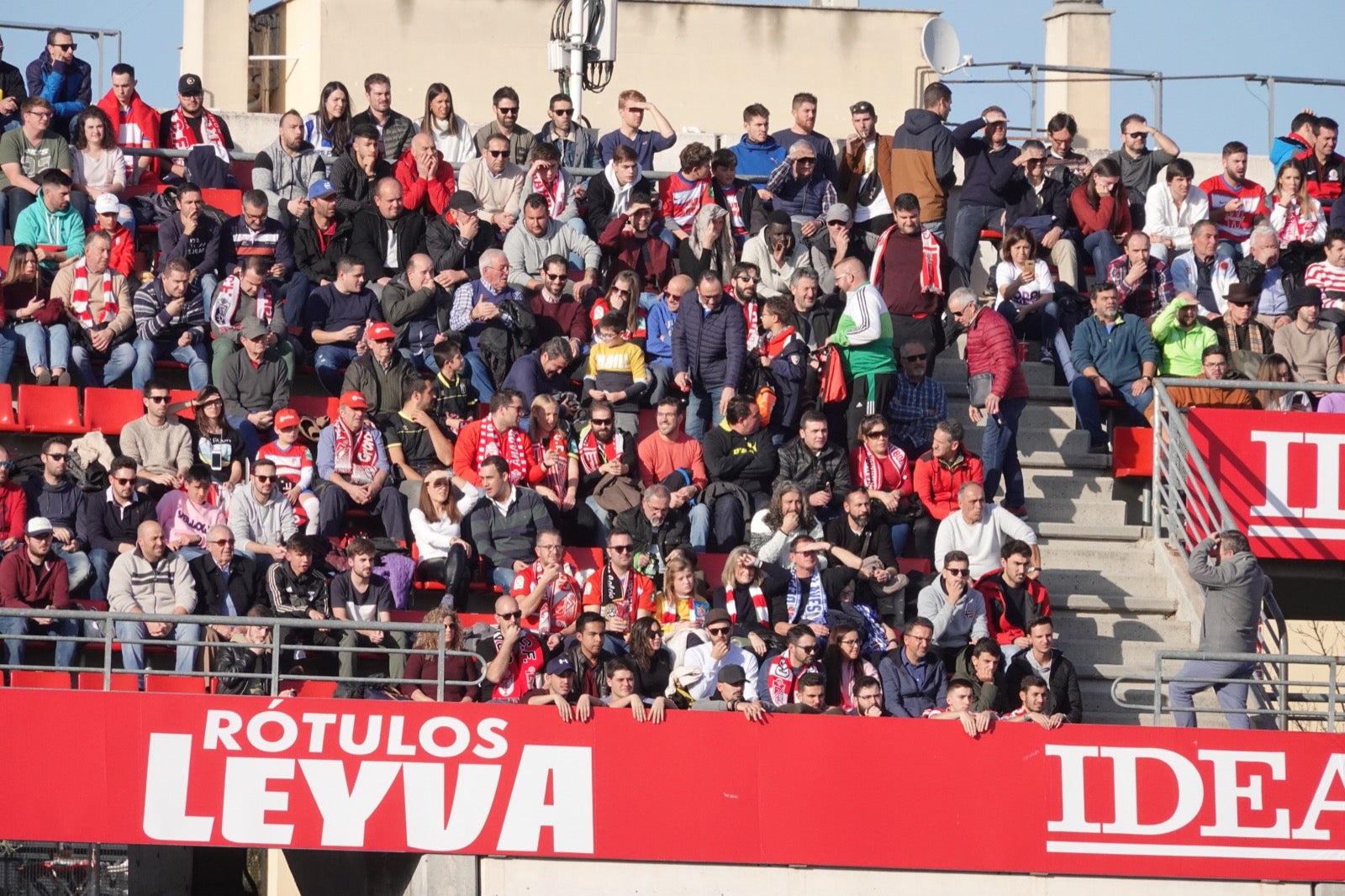 Echamos un vistazo a la grada para recopilar las mejores fotos de la afición. 