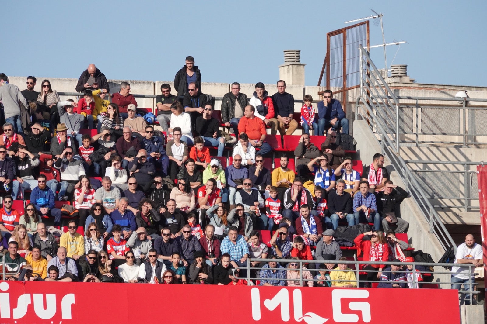 Echamos un vistazo a la grada para recopilar las mejores fotos de la afición. 