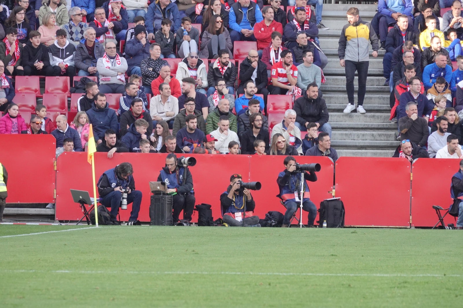 Echamos un vistazo a la grada para recopilar las mejores fotos de la afición. 