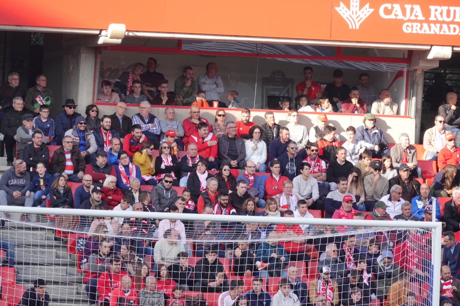 Echamos un vistazo a la grada para recopilar las mejores fotos de la afición. 