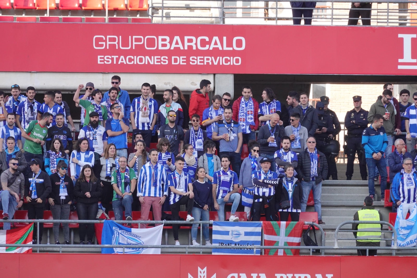 Echamos un vistazo a la grada para recopilar las mejores fotos de la afición. 