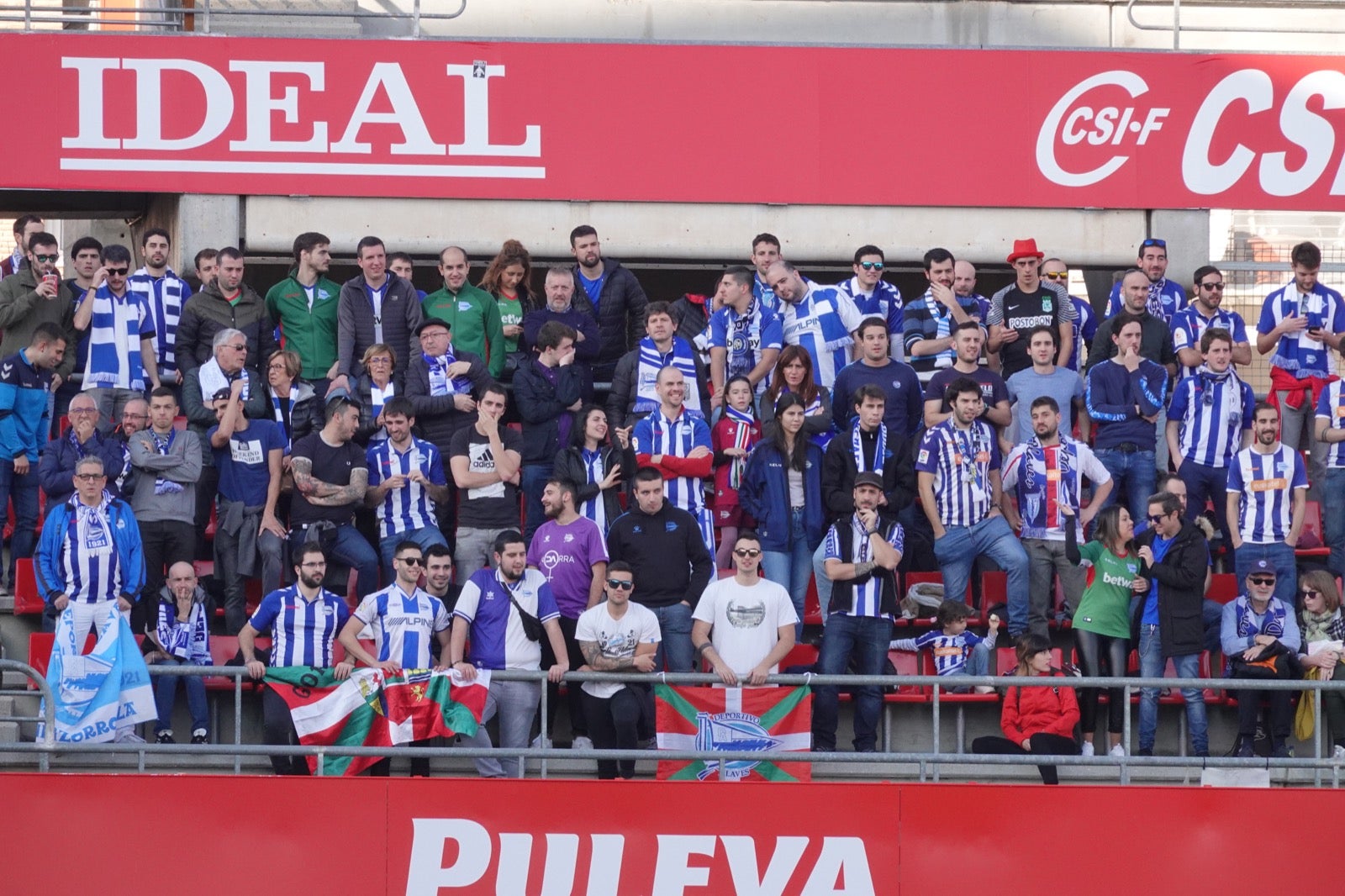 Echamos un vistazo a la grada para recopilar las mejores fotos de la afición. 