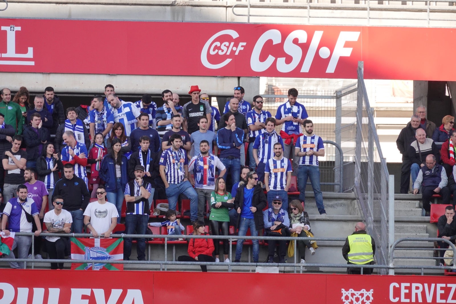 Echamos un vistazo a la grada para recopilar las mejores fotos de la afición. 