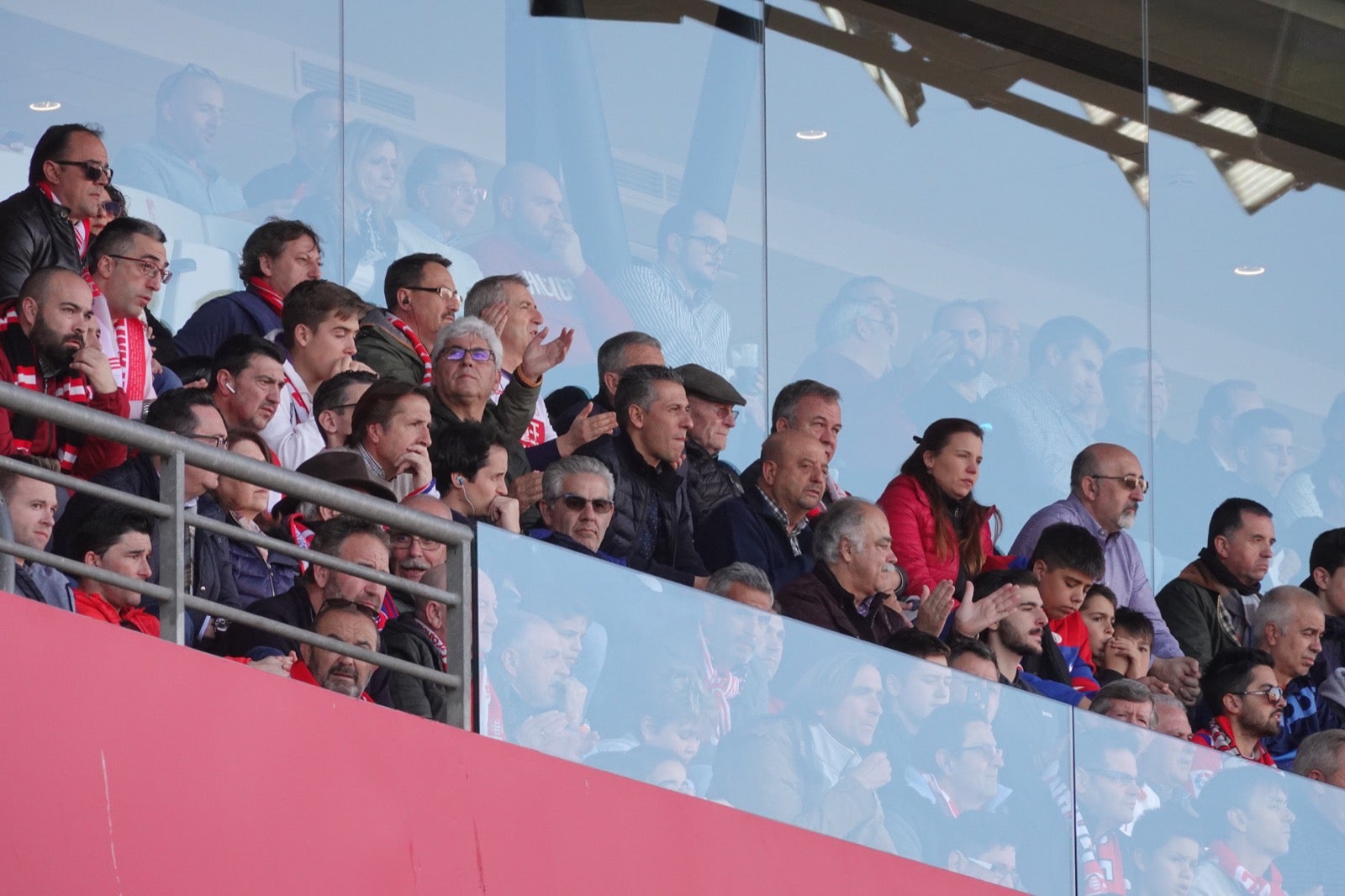 Echamos un vistazo a la grada para recopilar las mejores fotos de la afición. 