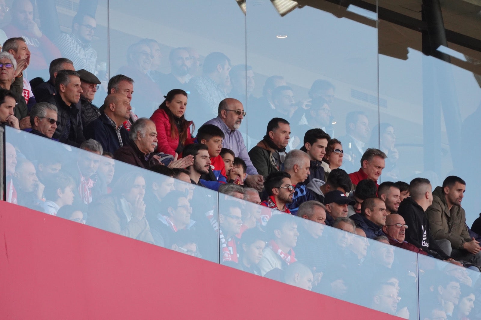 Echamos un vistazo a la grada para recopilar las mejores fotos de la afición. 