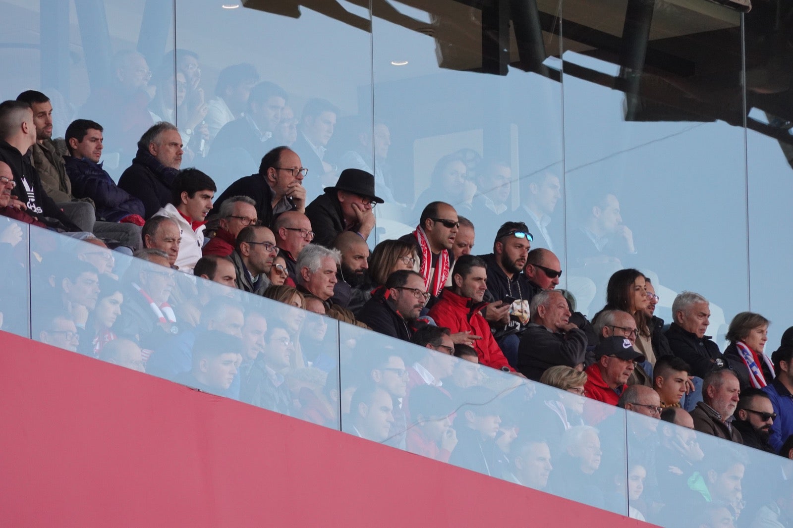 Echamos un vistazo a la grada para recopilar las mejores fotos de la afición. 