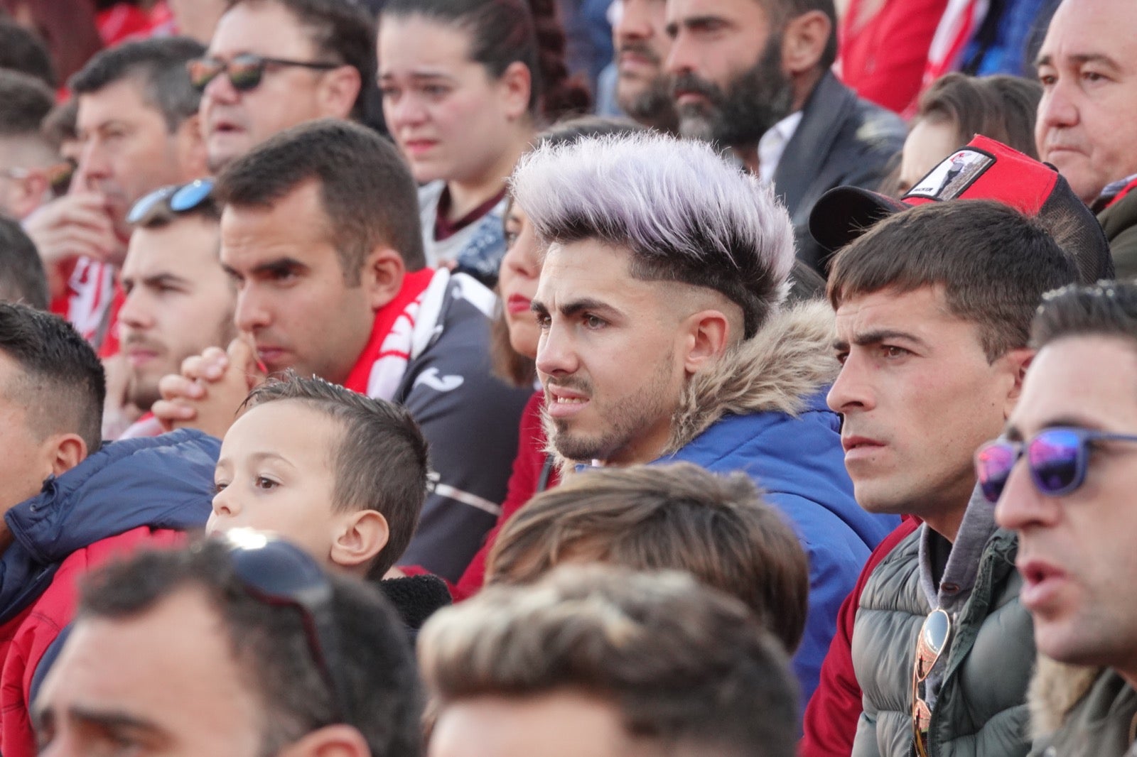 Echamos un vistazo a la grada para recopilar las mejores fotos de la afición. 