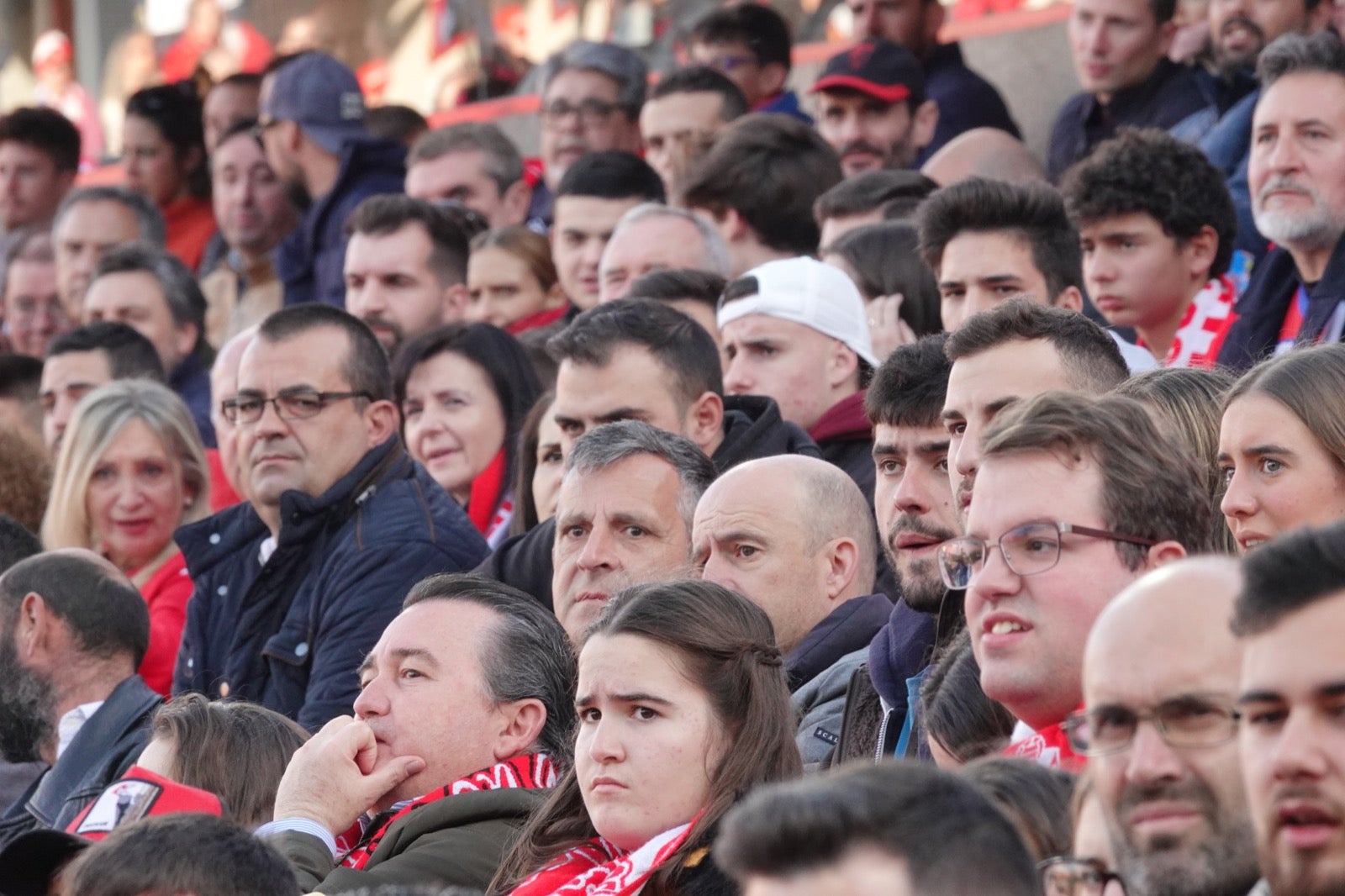 Echamos un vistazo a la grada para recopilar las mejores fotos de la afición. 