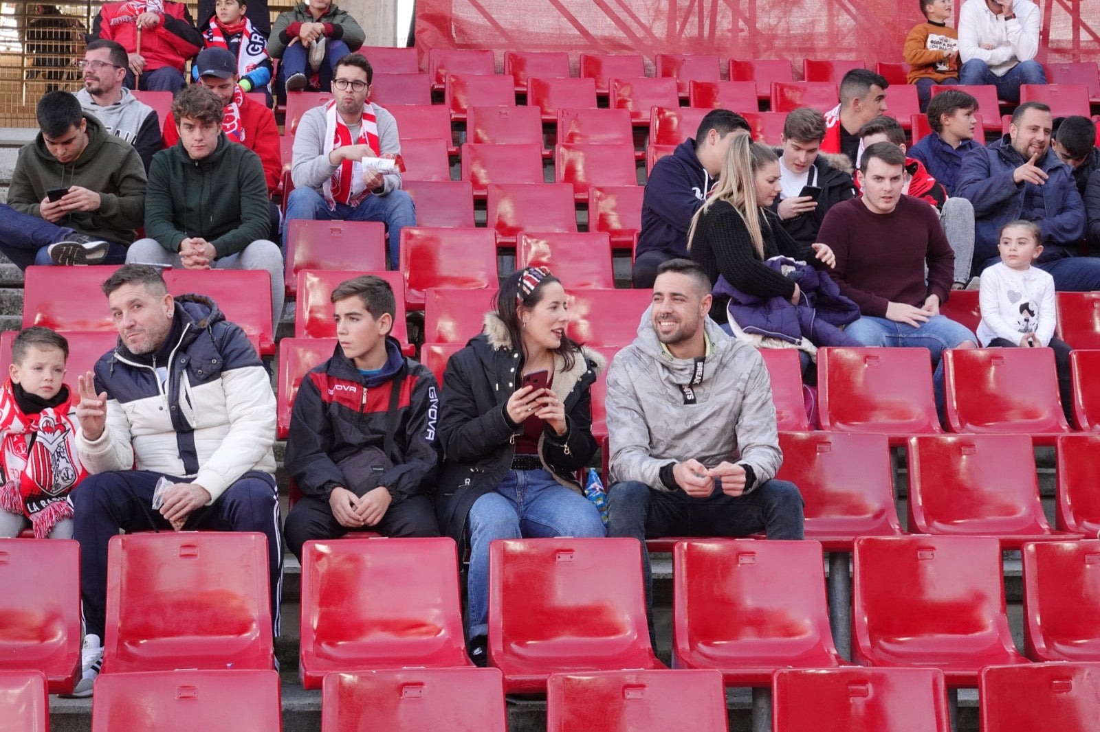 Echamos un vistazo a la grada para recopilar las mejores fotos de la afición. 